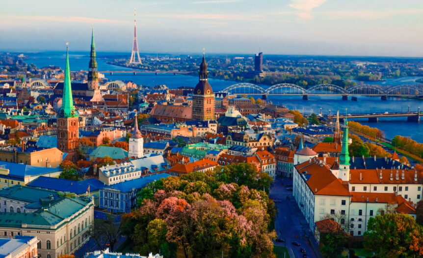 Panorama dei tetti della città vecchia di Riga